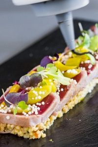 Tataki de atún con cuscús, chutneyde mango y piparras-BACIRA